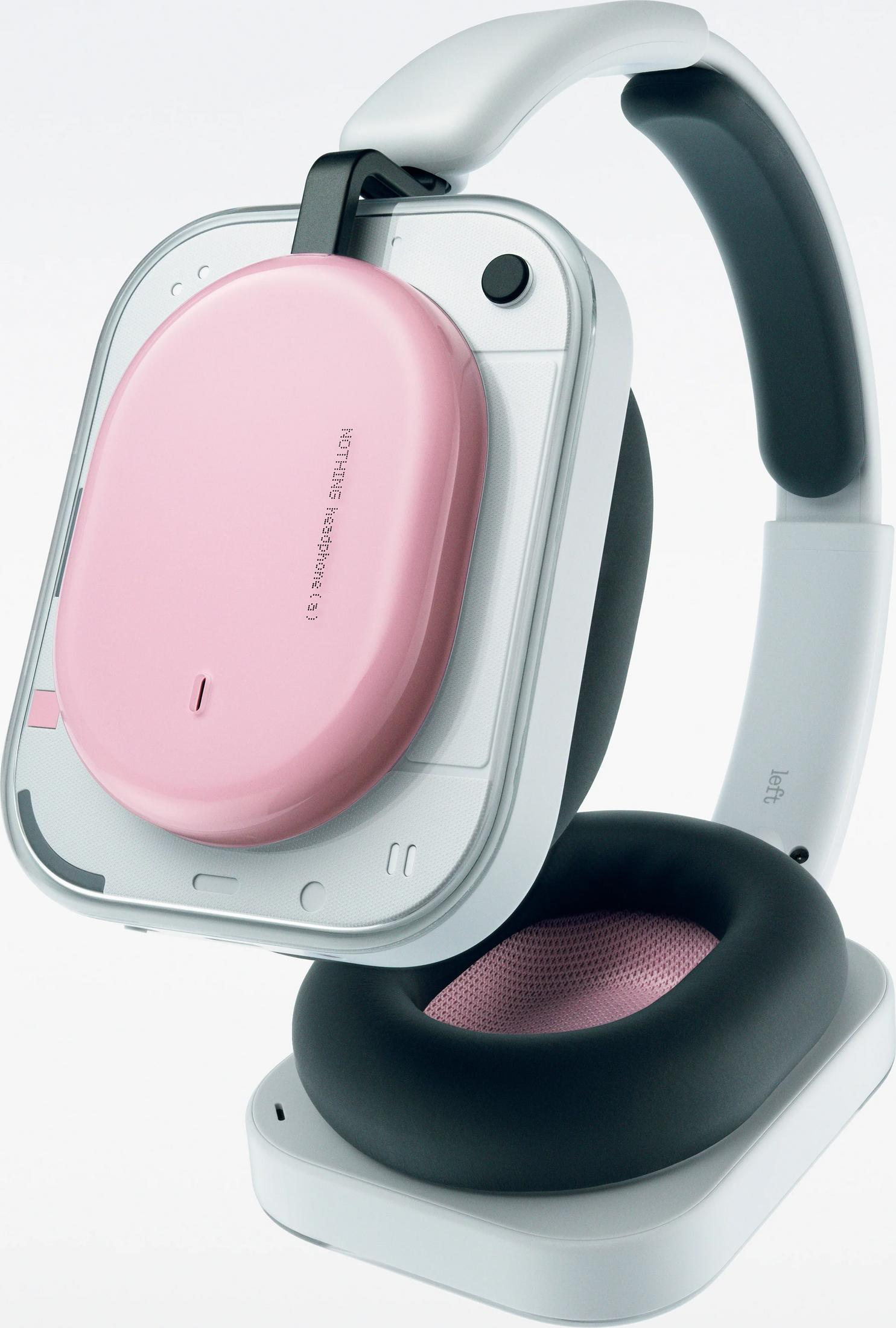 Auriculares blancos con detalles rosas y almohadillas negras sobre fondo blanco.