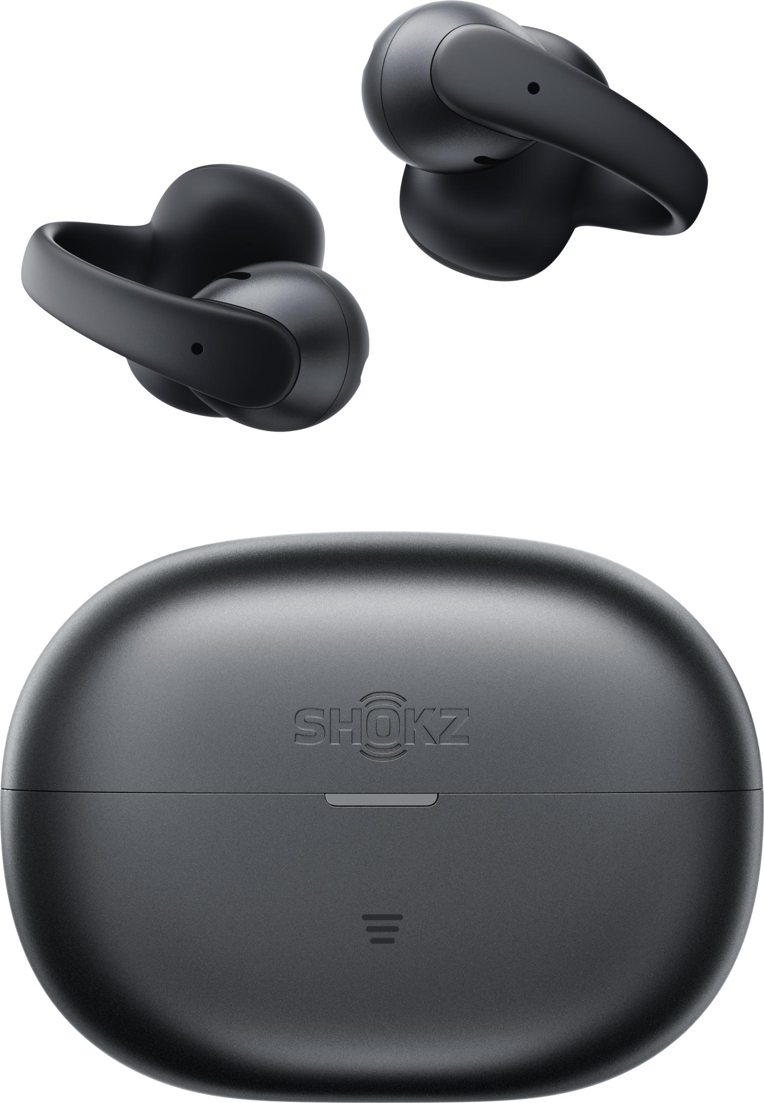 Due auricolari wireless neri accanto a una custodia di ricarica chiusa.