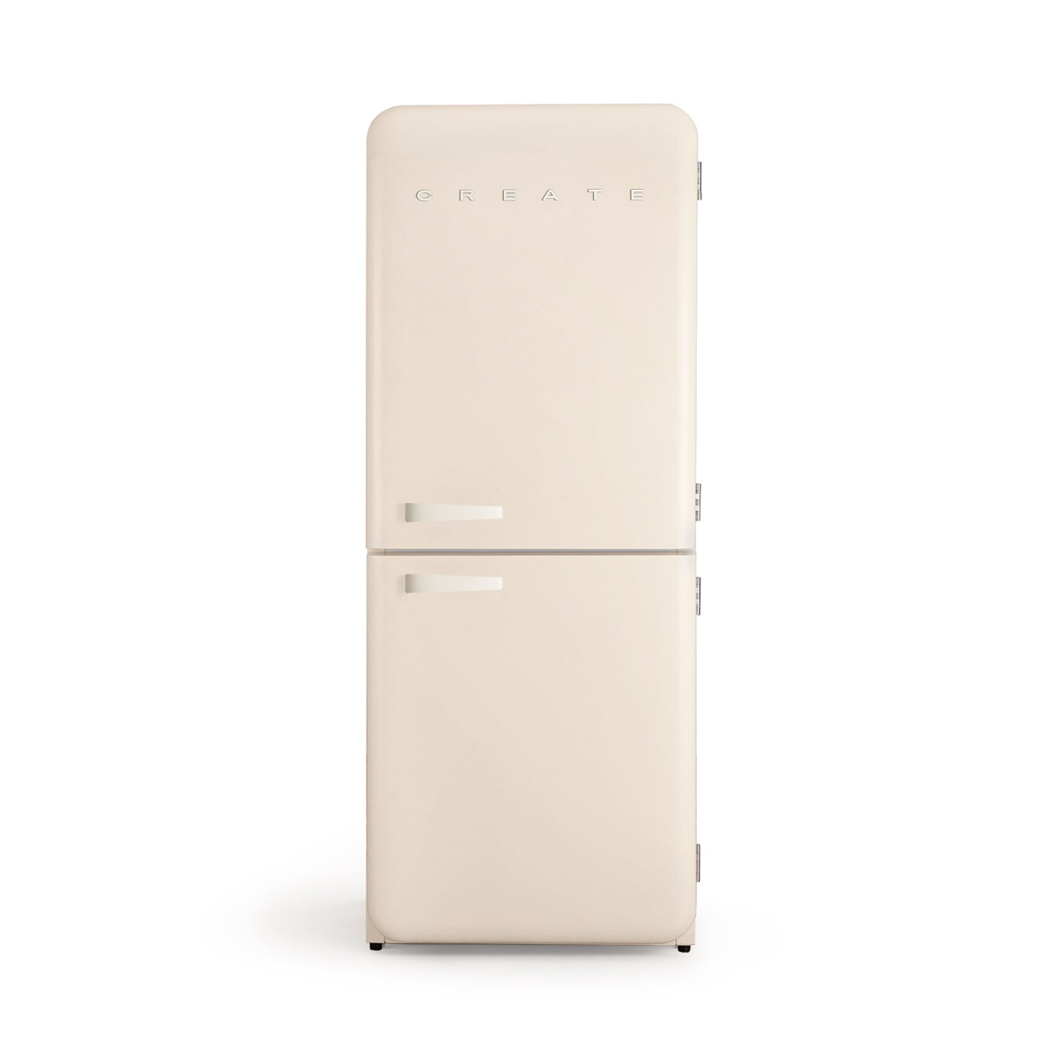 Un refrigerador color crema de dos puertas con asas plateadas sobre fondo blanco.