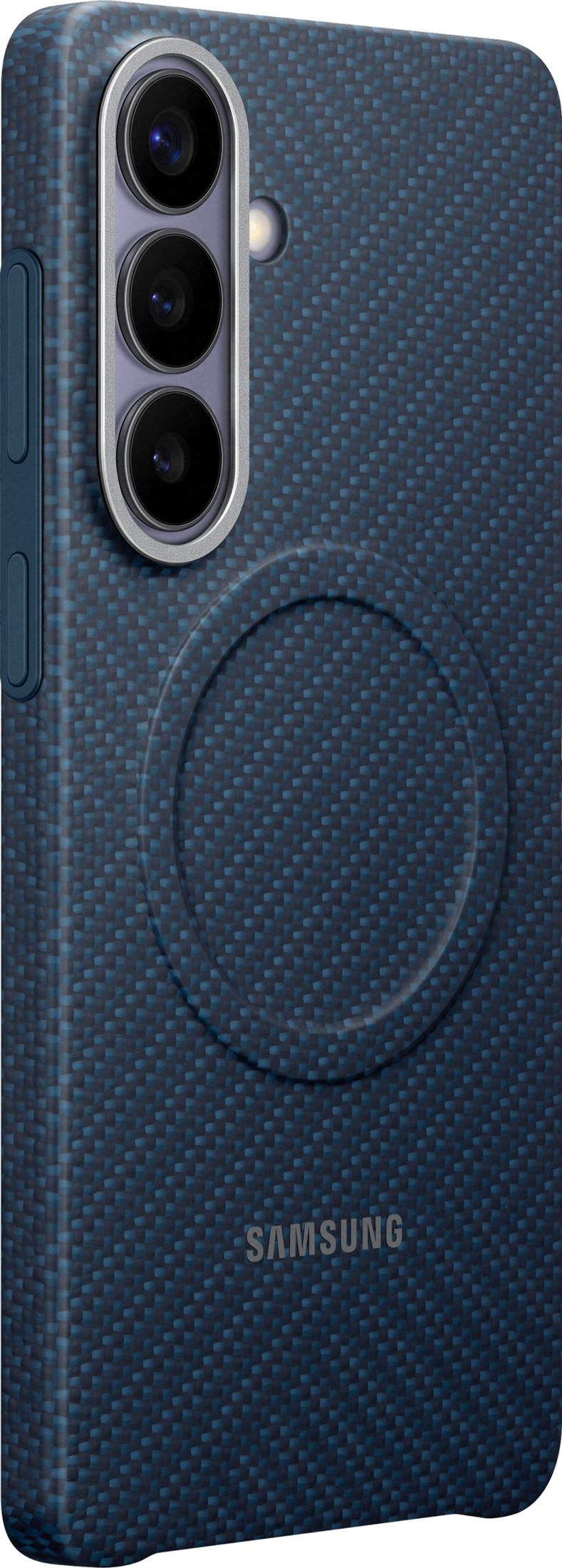 Dunkelblaues Handy mit Karbonfaser-Textur, drei Kameras und Samsung-Logo.