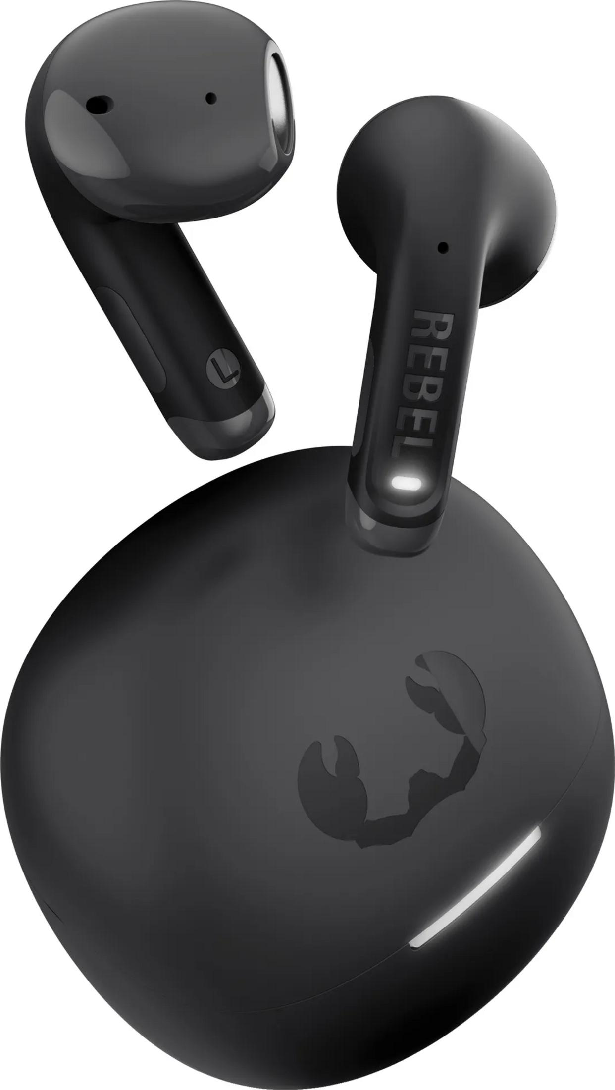 Schwarze kabellose Ohrhörer in einer Ladebox mit Skorpion-Logo.