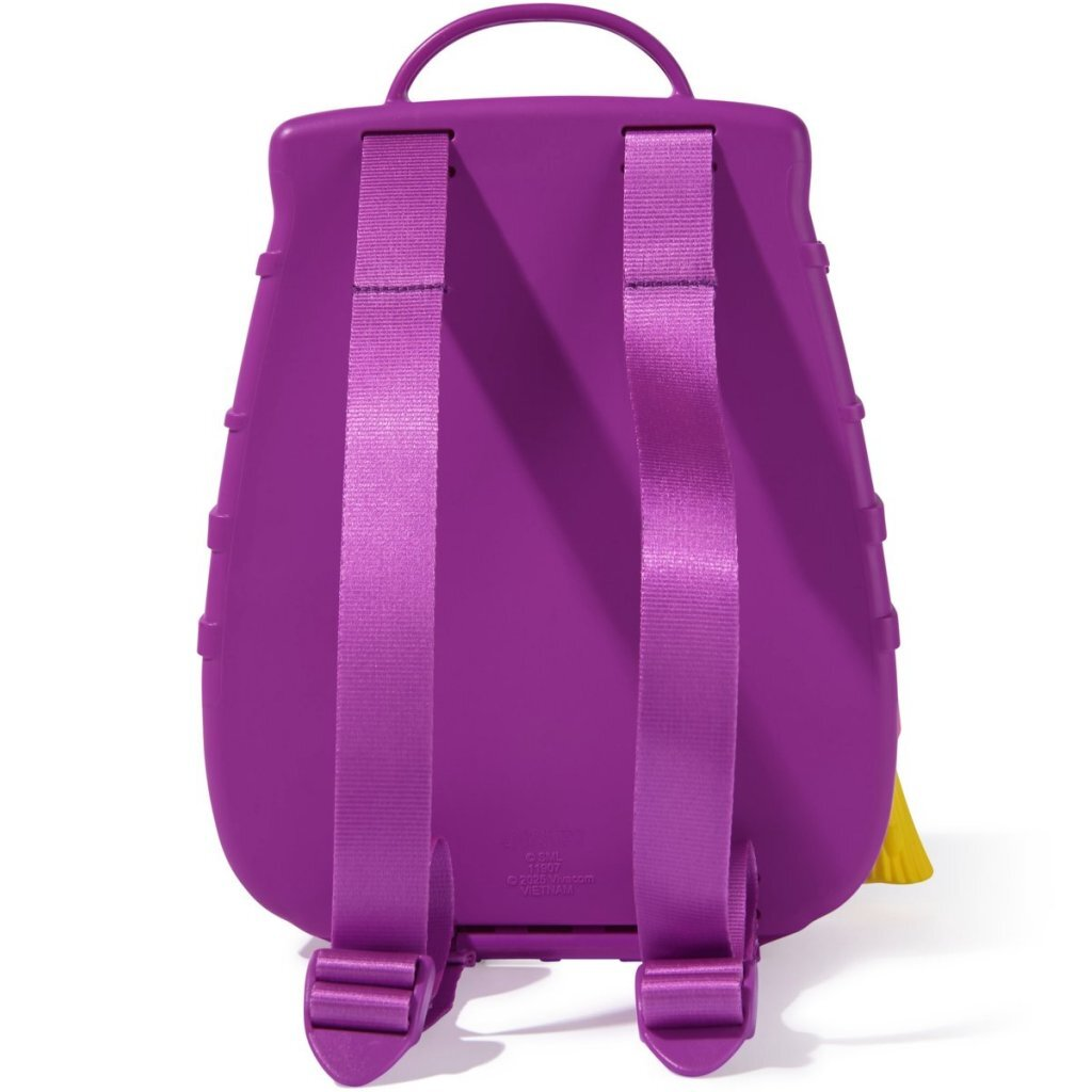 Mochila morada con dos correas ajustables y asa superior. Detalle amarillo en la parte trasera.
