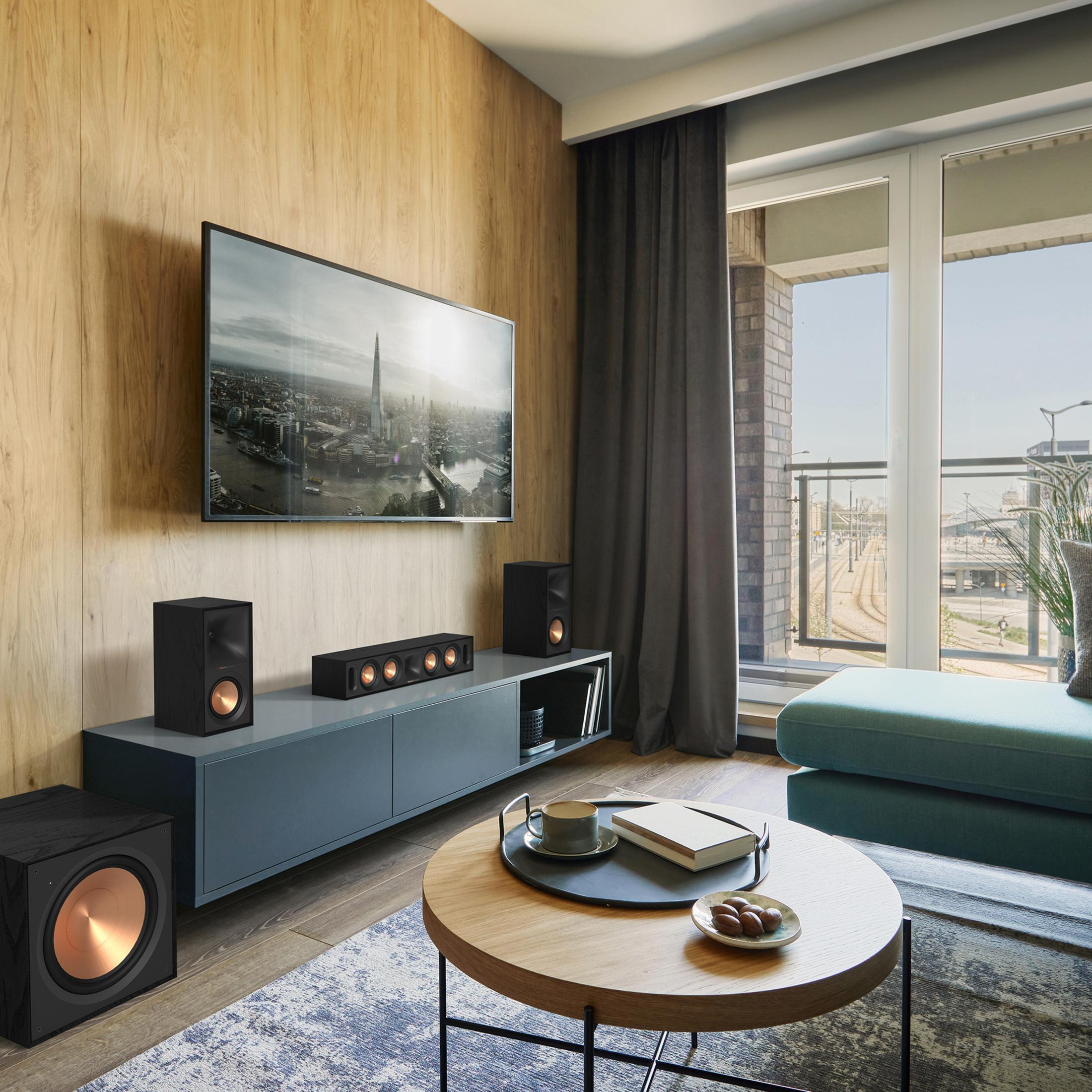 Ahşap panelli, TV'li, hoparlörlü ve sehpalı modern oturma odası.
