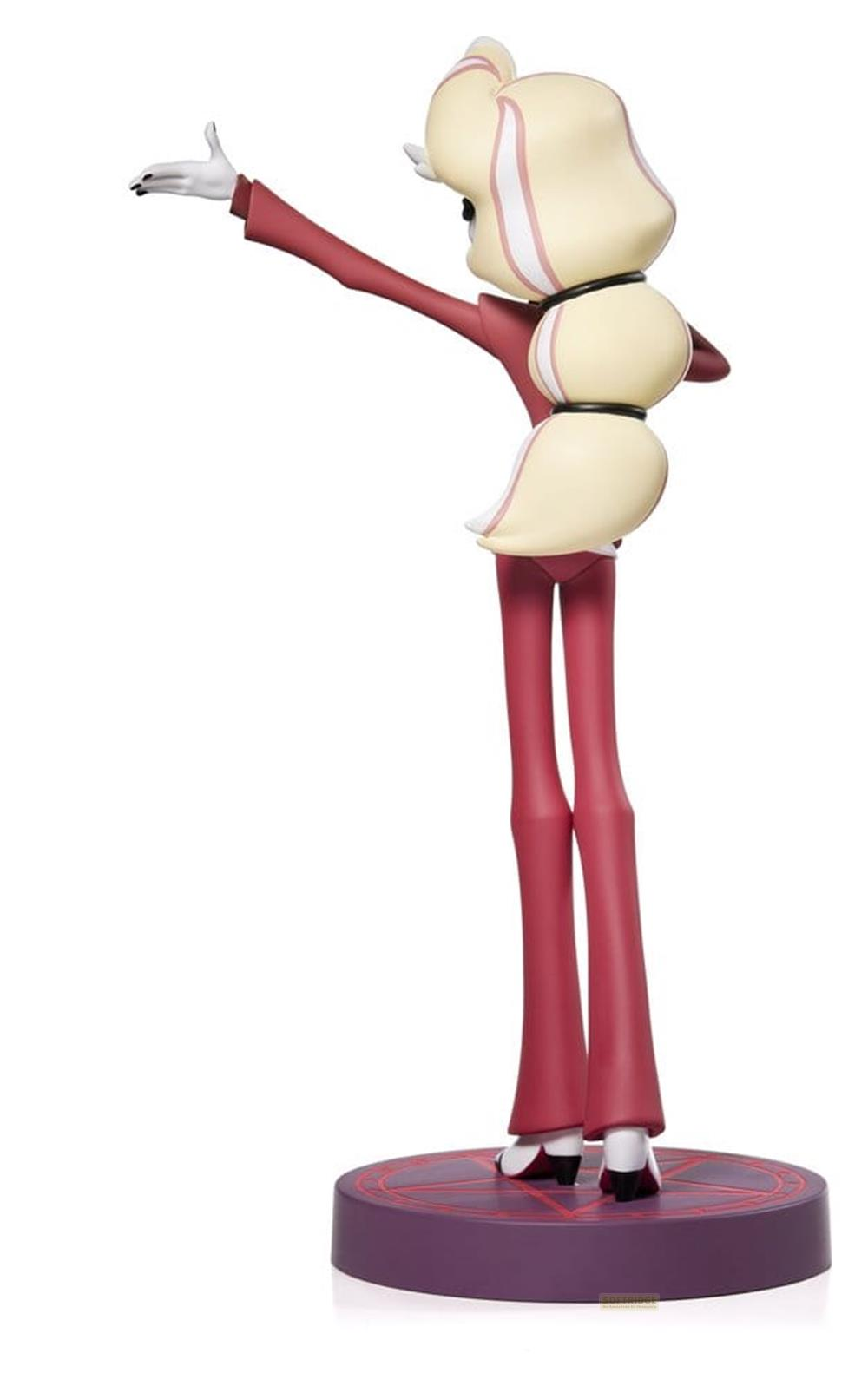 Eine Figur mit blondem Haar und rotem Anzug steht auf einem lila Podest mit Sternenmuster.