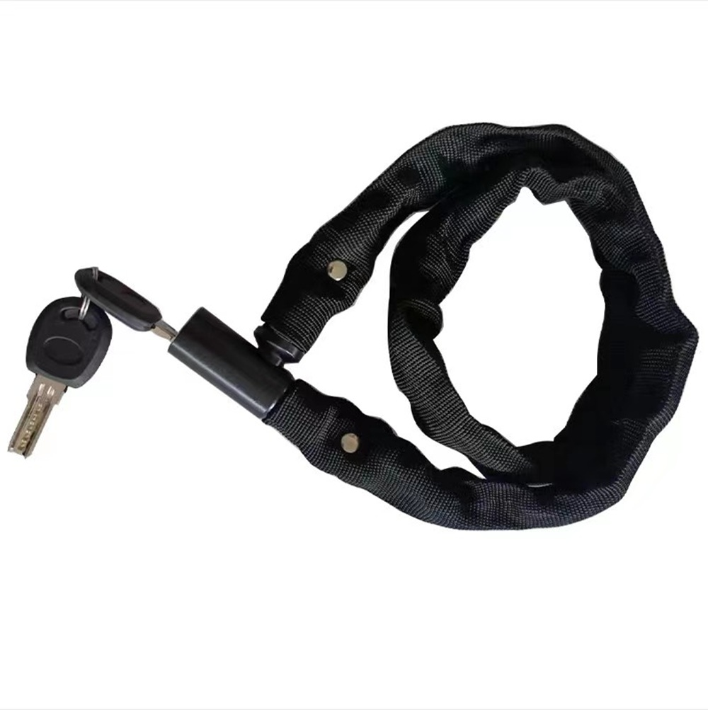 Cadena de bicicleta negra con candado negro y dos llaves sobre fondo blanco.