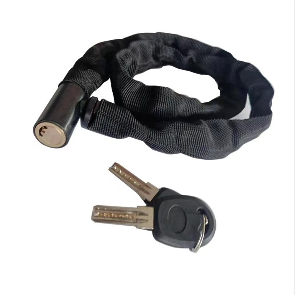 Un candado de cadena negro con dos llaves sobre fondo blanco.