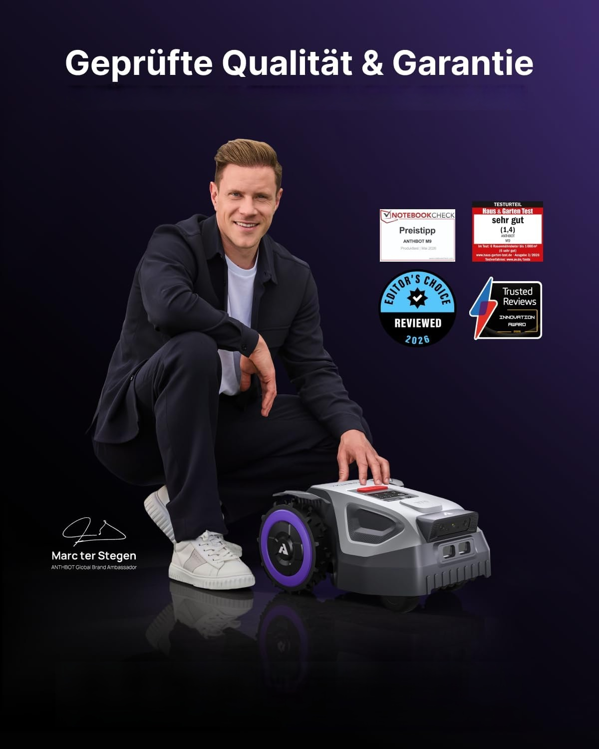 Mann kniet neben Rasenmähroboter, mit Auszeichnungen.