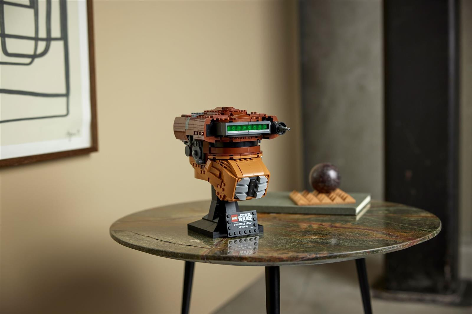 LEGO Star Wars Prinzessin Leia (Boushh) Büste auf einem Ständer auf einem Marmortisch.