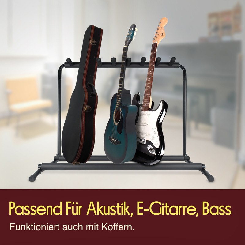 Ein Gitarrenständer mit drei Gitarren und einer Gitarrentasche.