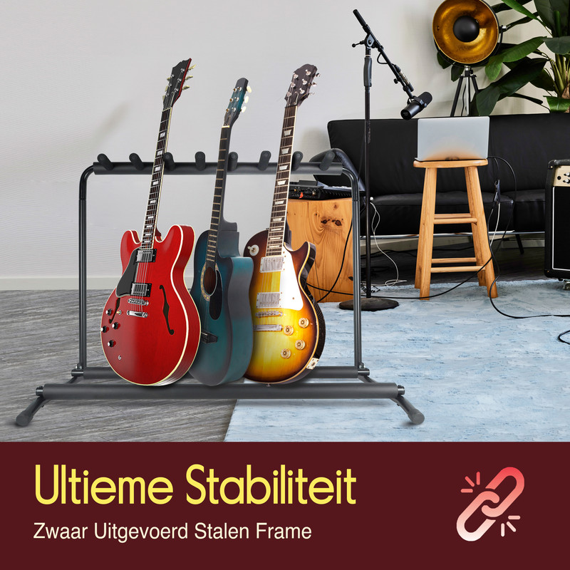 Ein Ständer mit drei Gitarren: rot, blau und gelb. Im Hintergrund ein Sofa, Hocker und Mikrofon.
