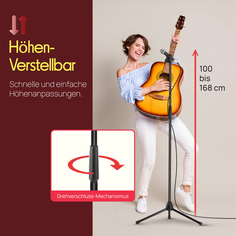 Frau mit Gitarre und Mikrofon auf einem verstellbaren Ständer.