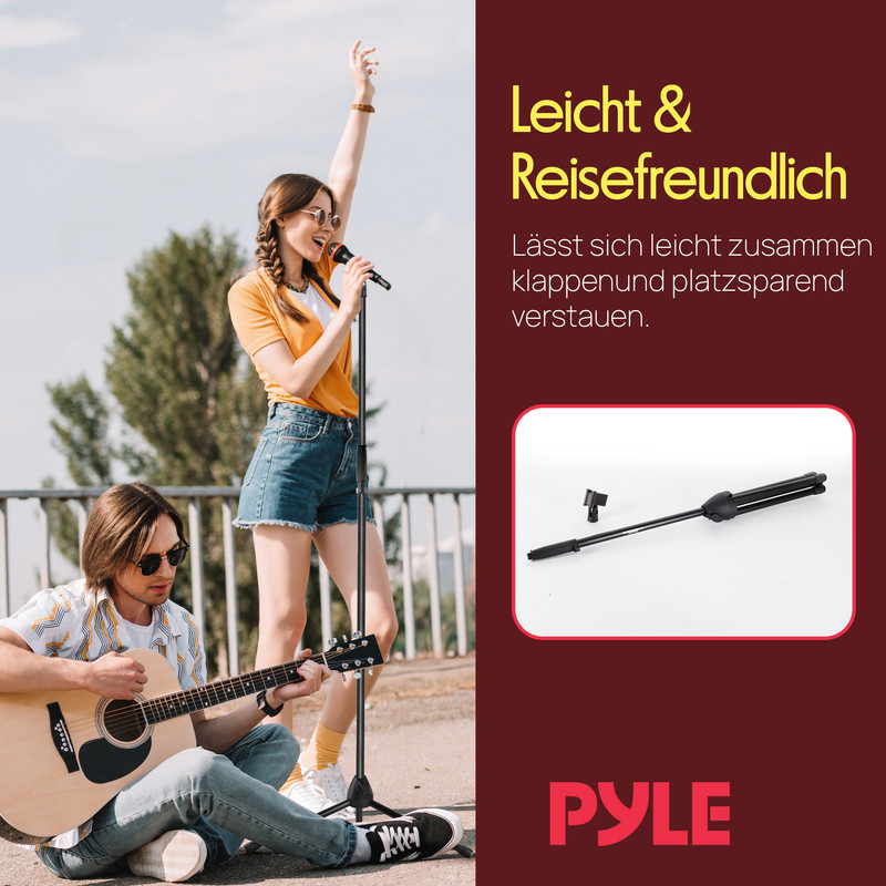 Mann spielt Gitarre, Frau singt ins Mikrofon. Leichte & reisefreundliche Mikrofonständer.