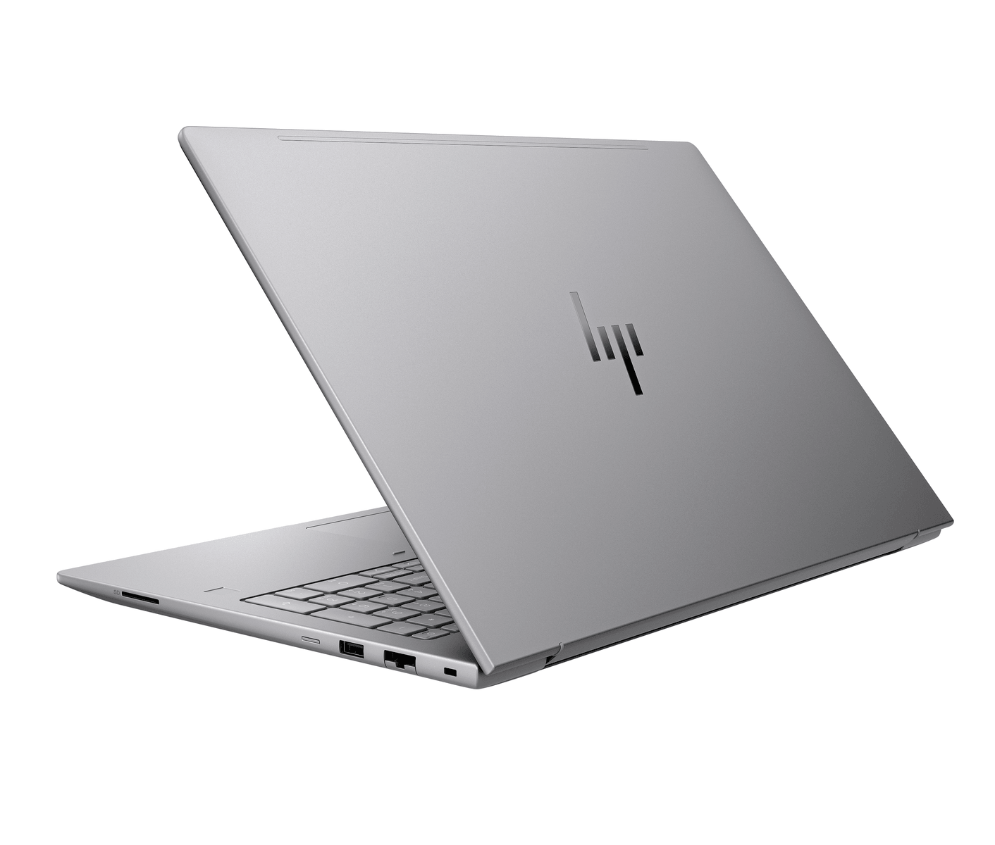 Un portátil HP plateado está abierto, mostrando el teclado y los puertos. El logo de HP está en la tapa.