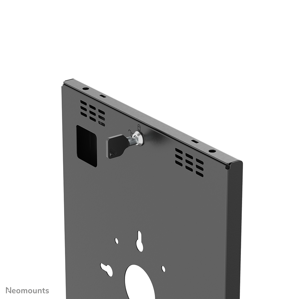 Supporto a parete nero con serratura a chiave, fessure di ventilazione e punti di montaggio.