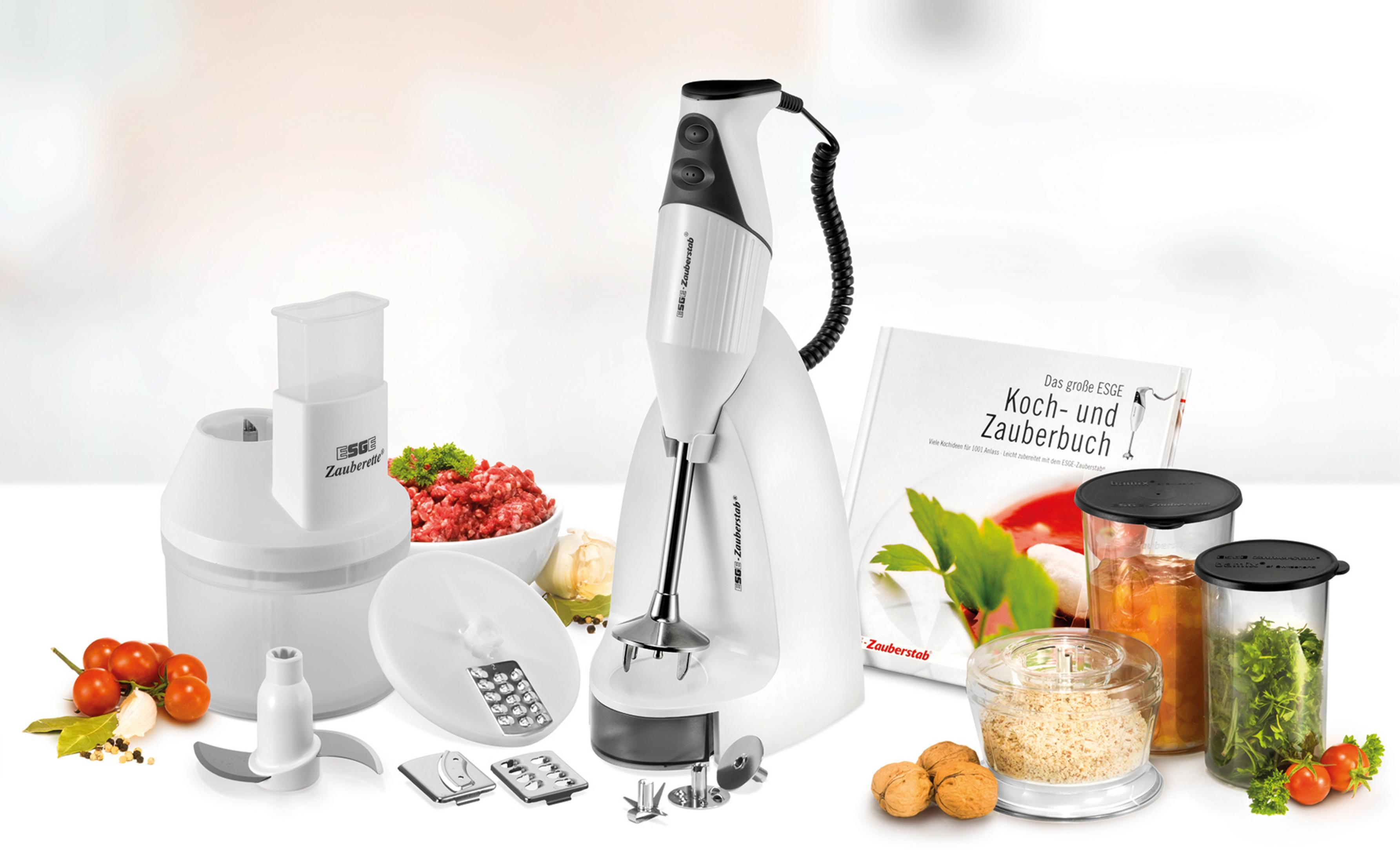 Batidora de inmersión ESGE con accesorios, libro de cocina e ingredientes.