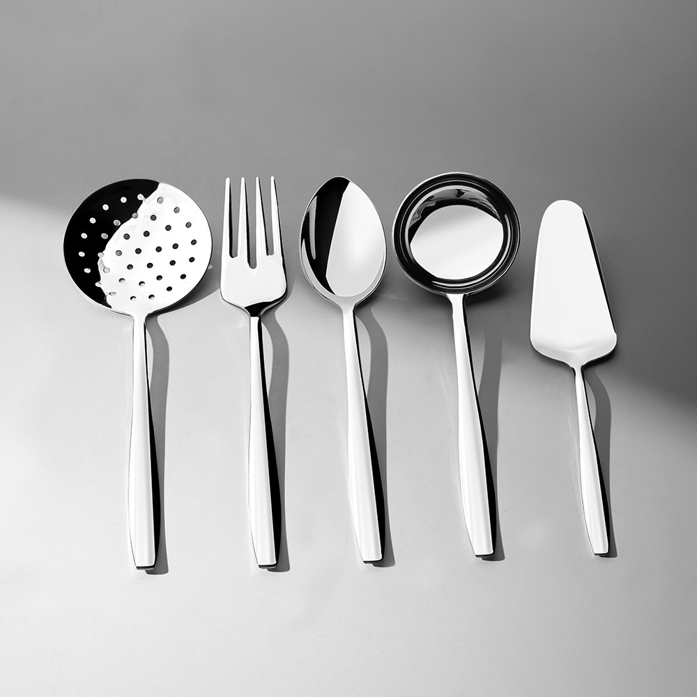Beş parlak mutfak gereci: kevgir, çatal, kaşık, kepçe, pasta spatulası.