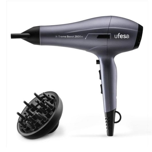 Un secador de pelo Ufesa gris con accesorio difusor. Aislado en blanco.