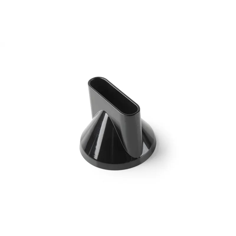 Accesorio negro para secador de pelo con boquilla estrecha sobre fondo blanco.