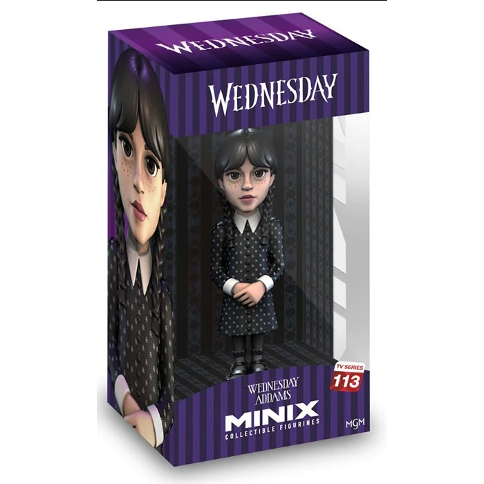 Mittwoch Addams Minix Figur in einer Verpackung mit vertikalen lila und weißen Streifen.