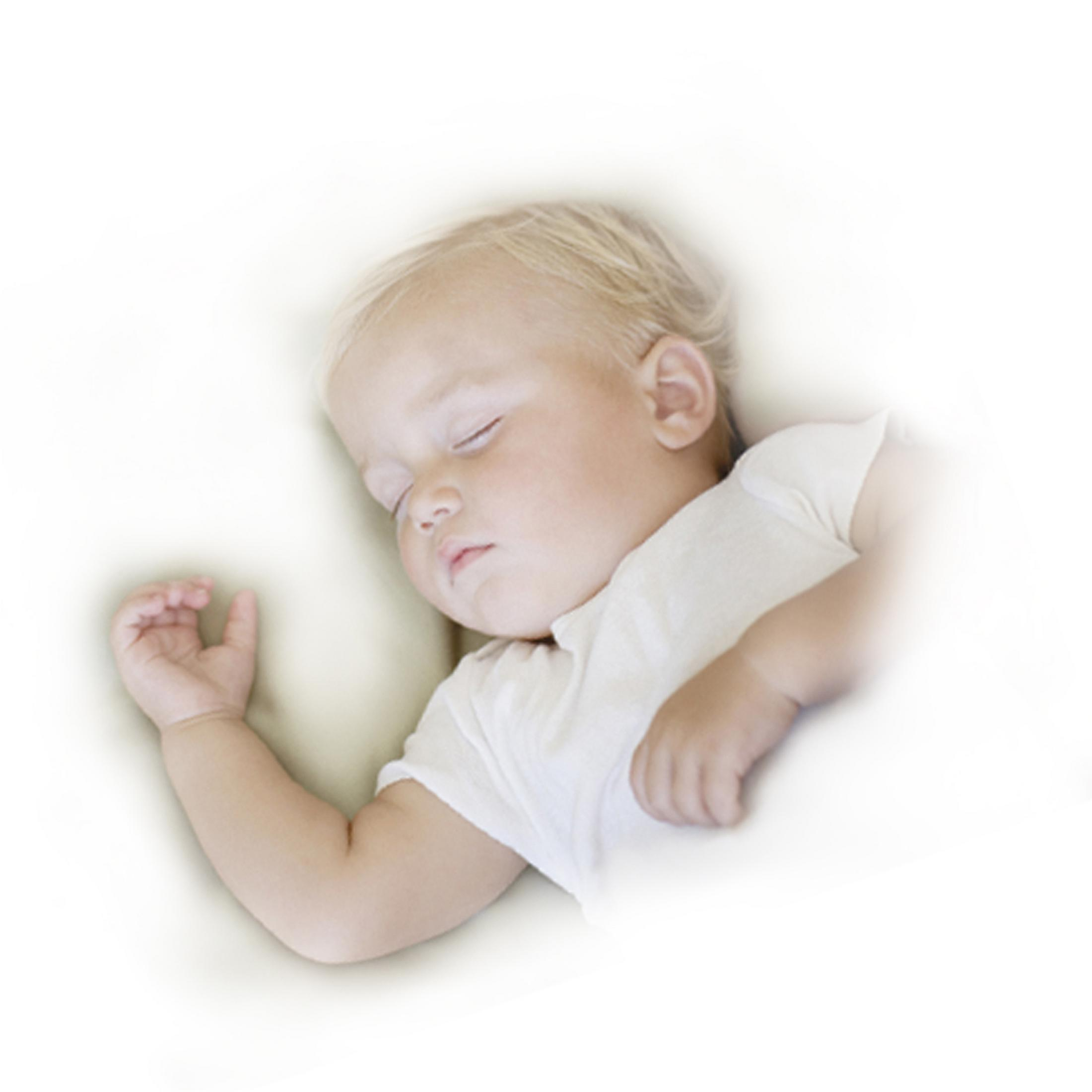 Ein Baby mit blonden Haaren schläft friedlich in einem weißen Oberteil.