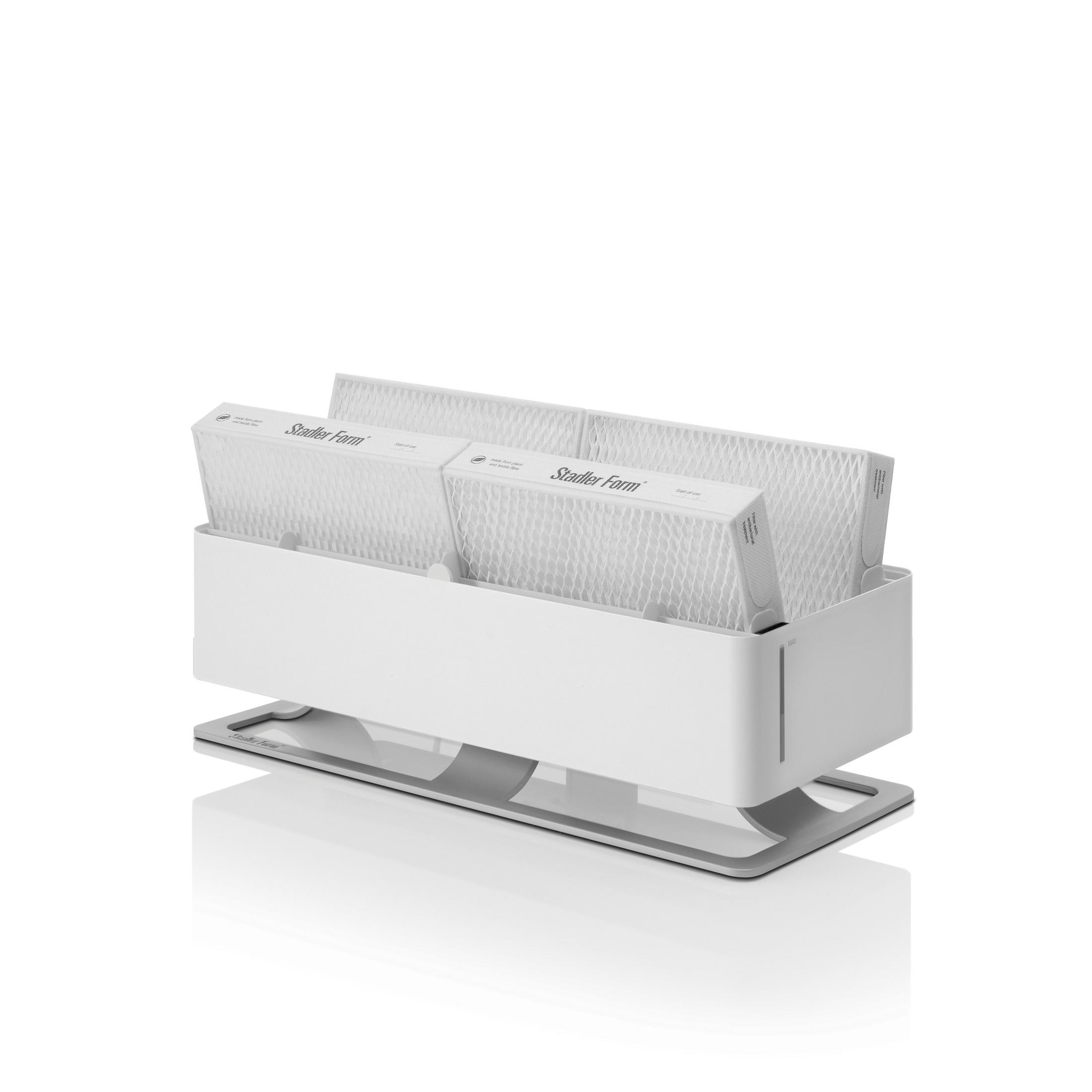 Zwei weiße Luftfilter mit Stadler Form-Logo in einem weißen Behälter auf einem grauen Ständer.