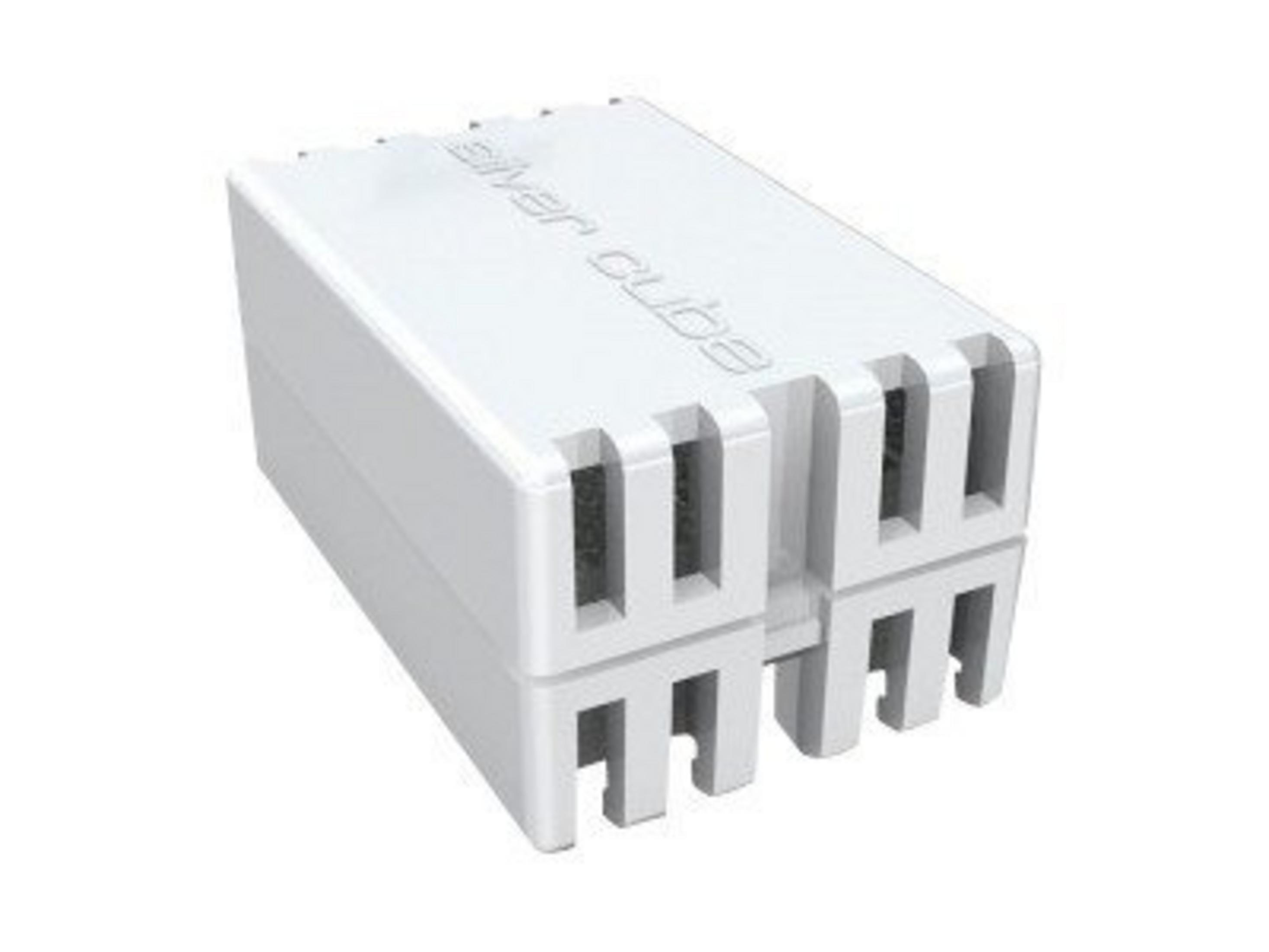 Ein weißer Würfel mit dem Aufdruck 'silver cube' auf der Oberseite.