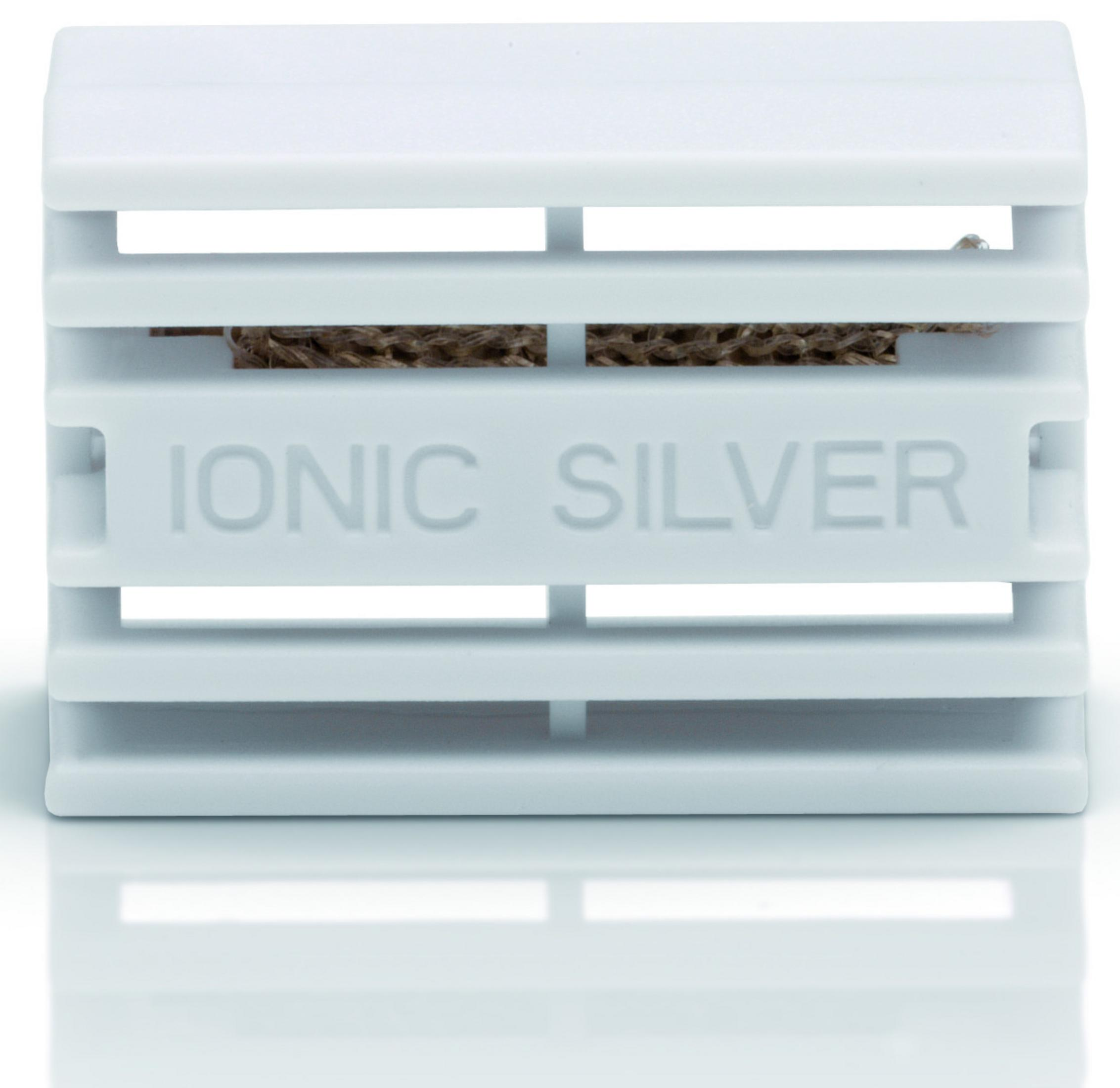 Weißes Kunststoffgerät mit horizontalen Lamellen und braunem Material im Inneren. Text: IONIC SILVER.