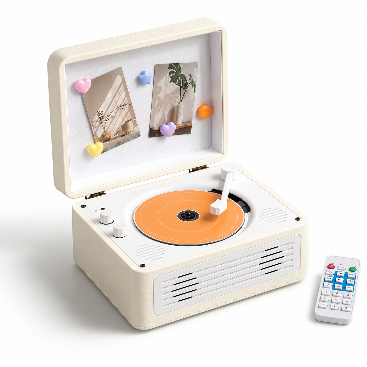Cremefarbener Plattenspieler mit orangefarbener Platte, Fernbedienung und Foto-Display.