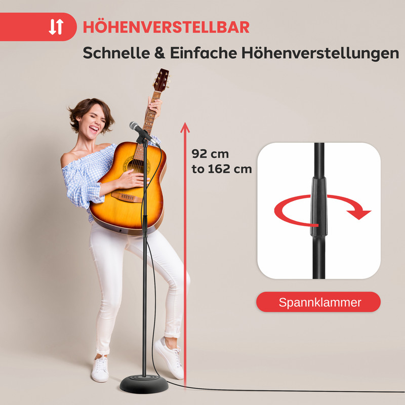 Frau mit Gitarre und Mikrofonständer, höhenverstellbar von 92-162 cm.