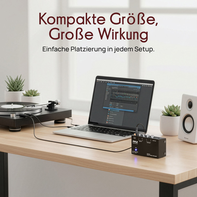 Plattenspieler, Laptop mit Audio-Software, Verstärker und Lautsprecher auf einem Schreibtisch.