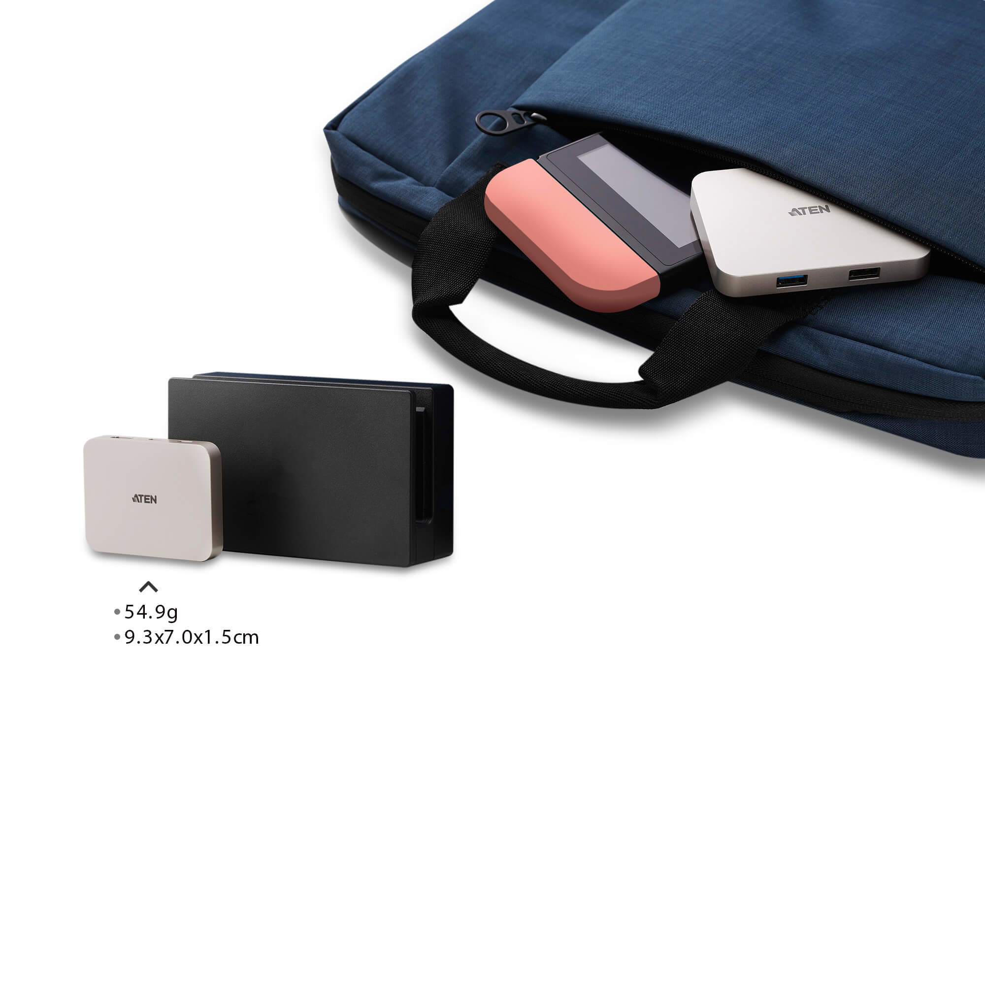 Ein weißer USB-Hub und ein schwarzes Gerät liegen neben einer blauen Tasche.
