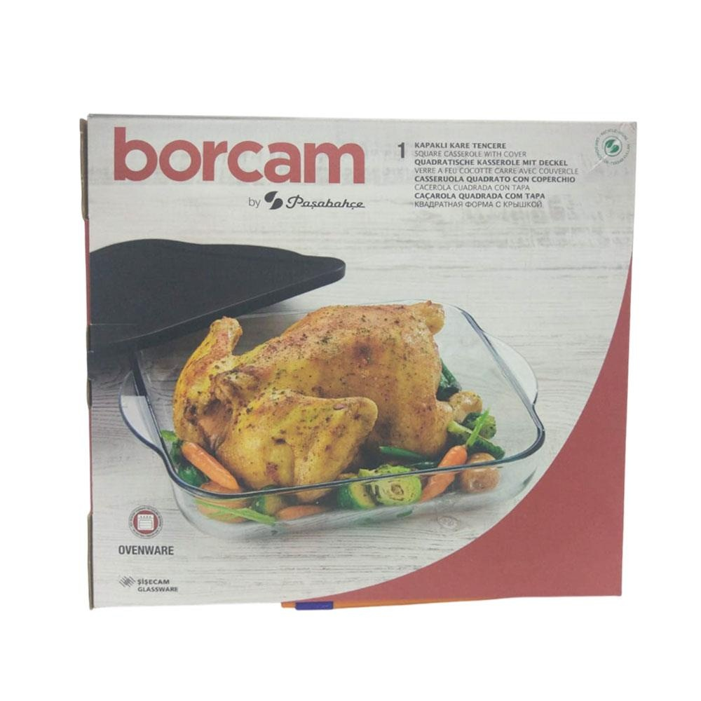 Borcam ambalajı üzerinde cam fırın kabında sebzeli, altın sarısı rosto tavuk.