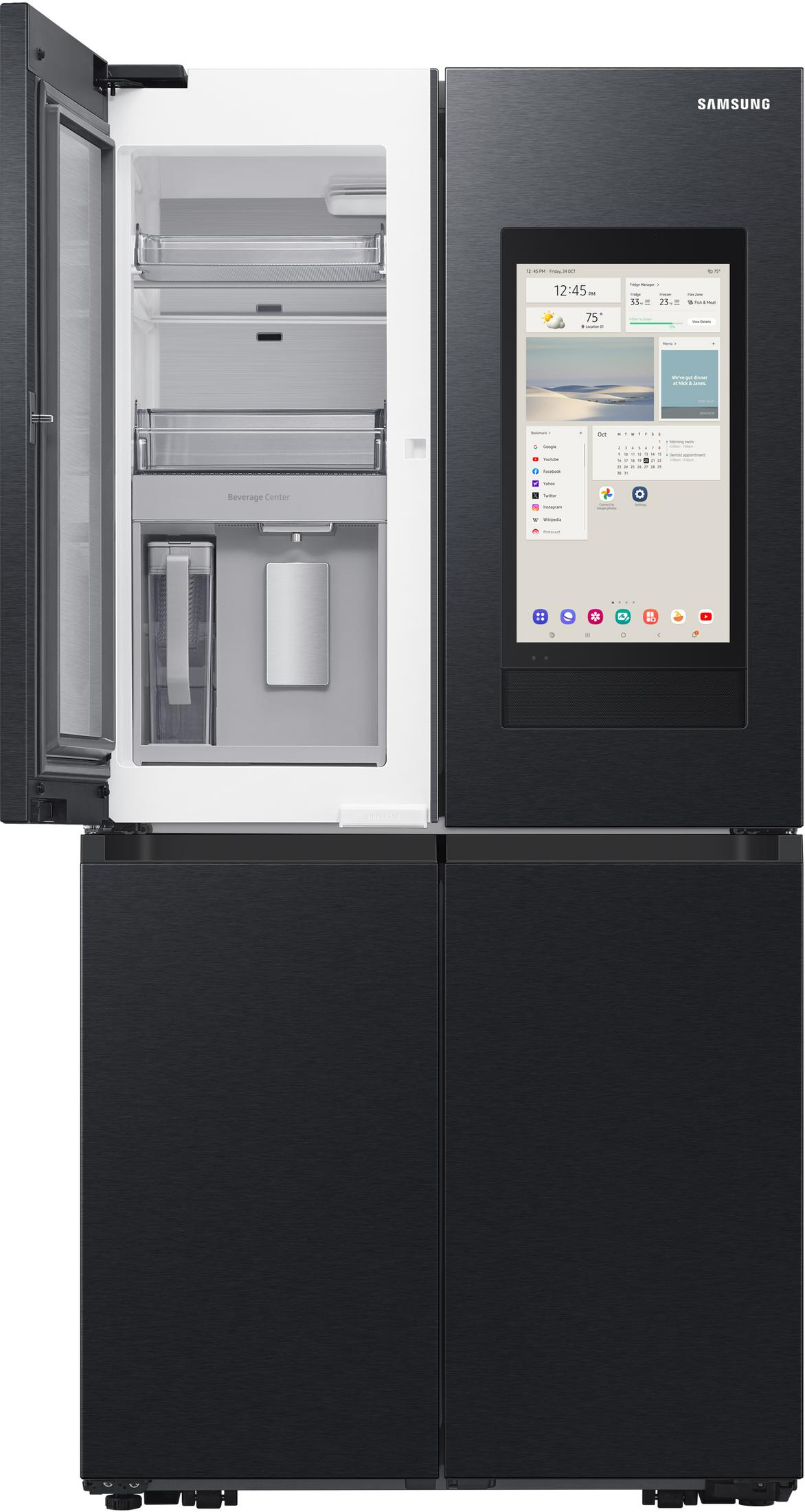 Ein schwarzer Kühlschrank mit offenem Fach und Touchscreen-Display.