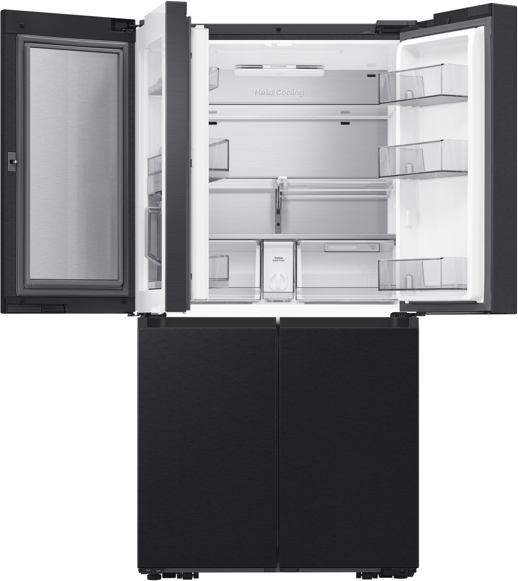Ein offener schwarzer Kühlschrank mit Metallkühlung und Glasfach.