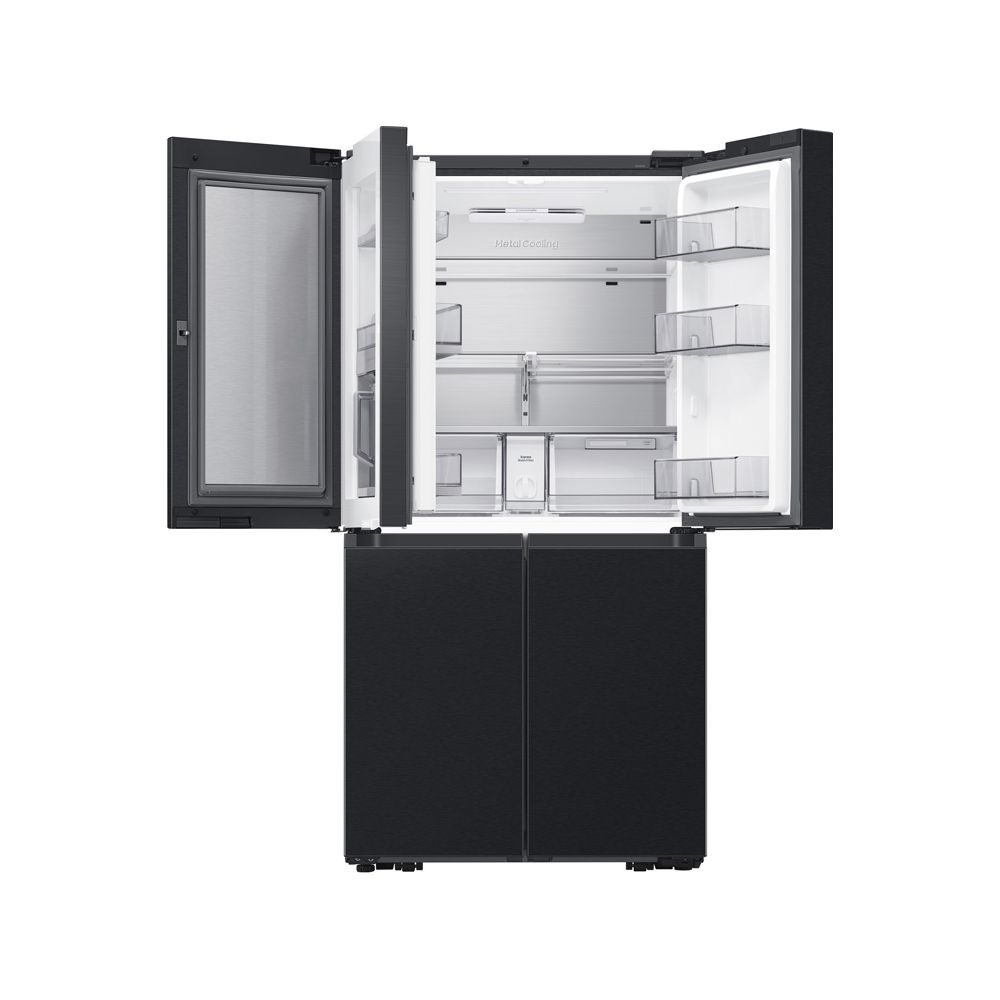 Ein offener schwarzer Kühlschrank mit Glastür und silbernen Regalen.