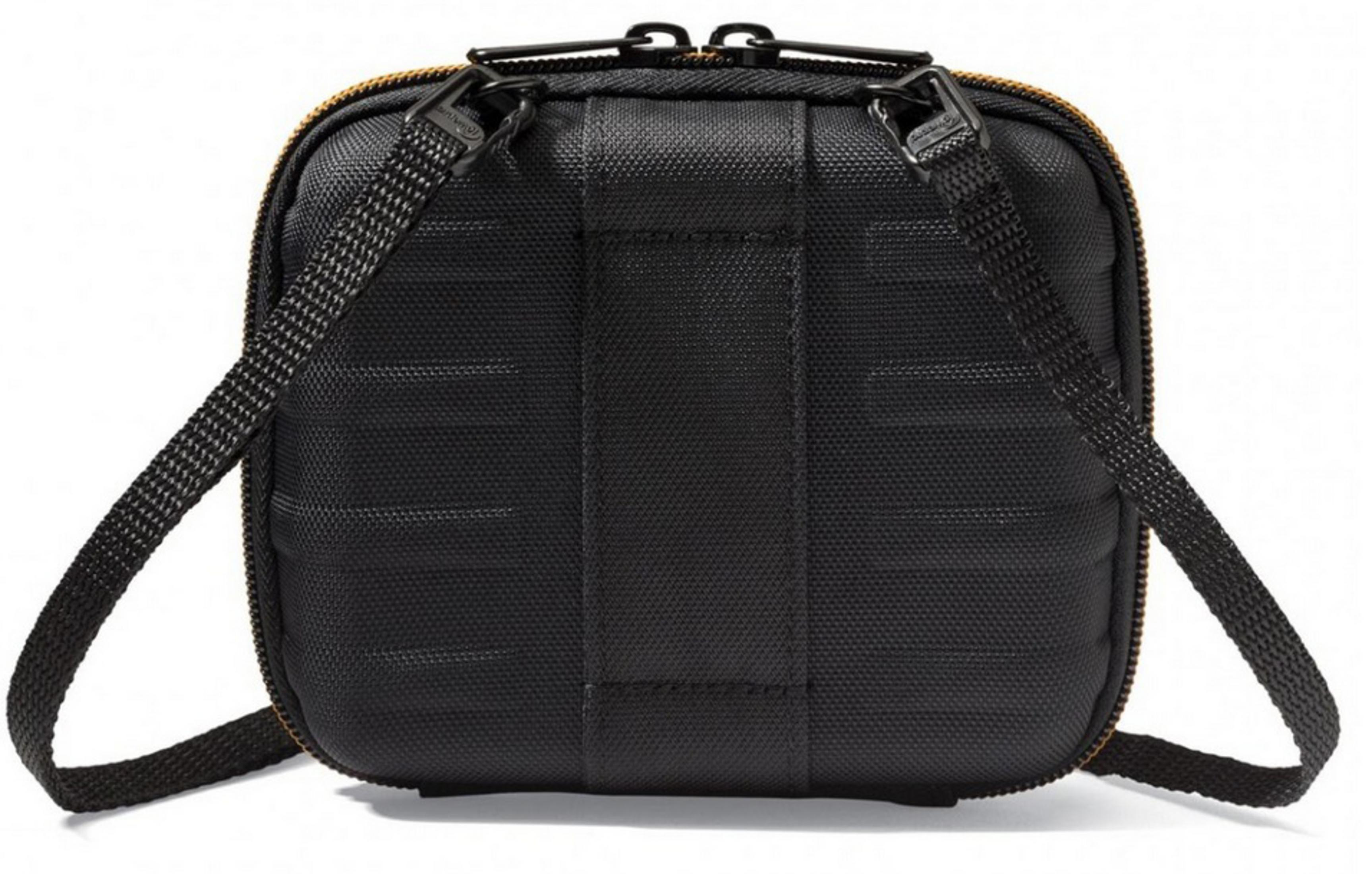 Schwarze Tasche mit Reißverschluss und Tragegriffen. Texturiertes Material.
