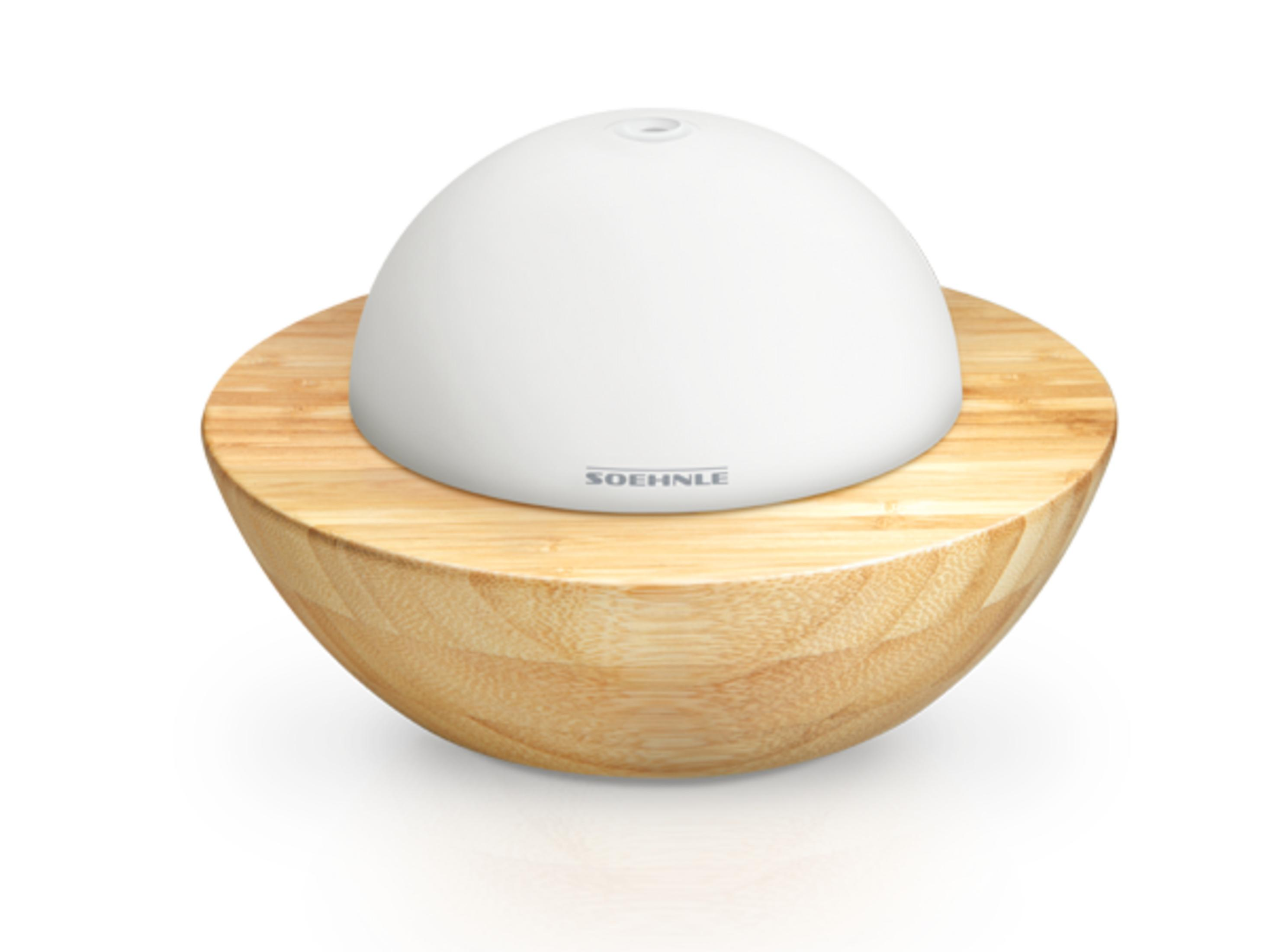 Un diffusore bianco a forma di cupola poggia su una base di legno.