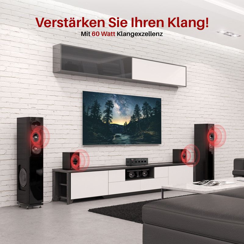 Ein Wohnzimmer mit großen Lautsprechern, einem Fernseher und einem TV-Schrank.