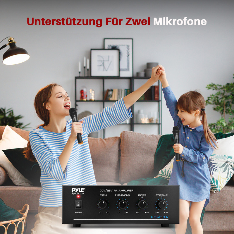Frau und Kind singen mit Mikrofonen vor einem Verstärker.