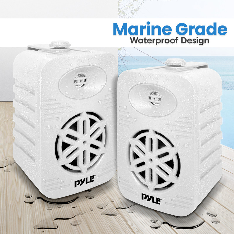 Zwei weiße Pyle Marine-Lautsprecher mit Wassertropfen auf einer Holzterrasse.