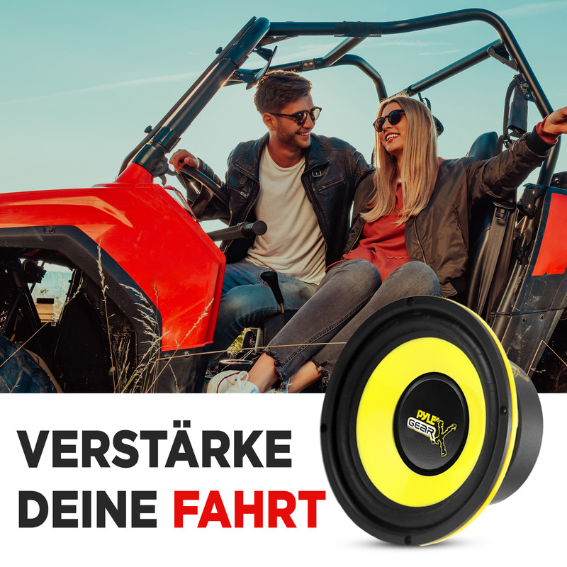 Ein Mann und eine Frau in einem roten Geländewagen, daneben ein Lautsprecher.