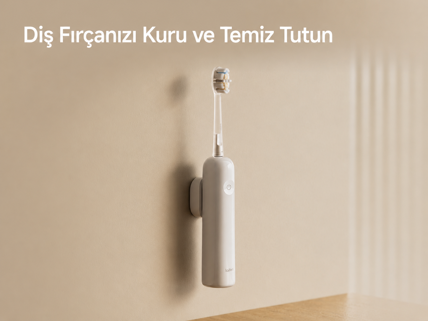 Beyaz elektrikli diş fırçası duvara monte bir aparatta asılı.