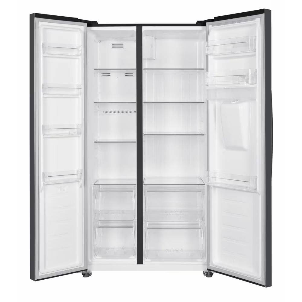 Een lege, open koelkast met dubbele deuren en meerdere glazen planken.