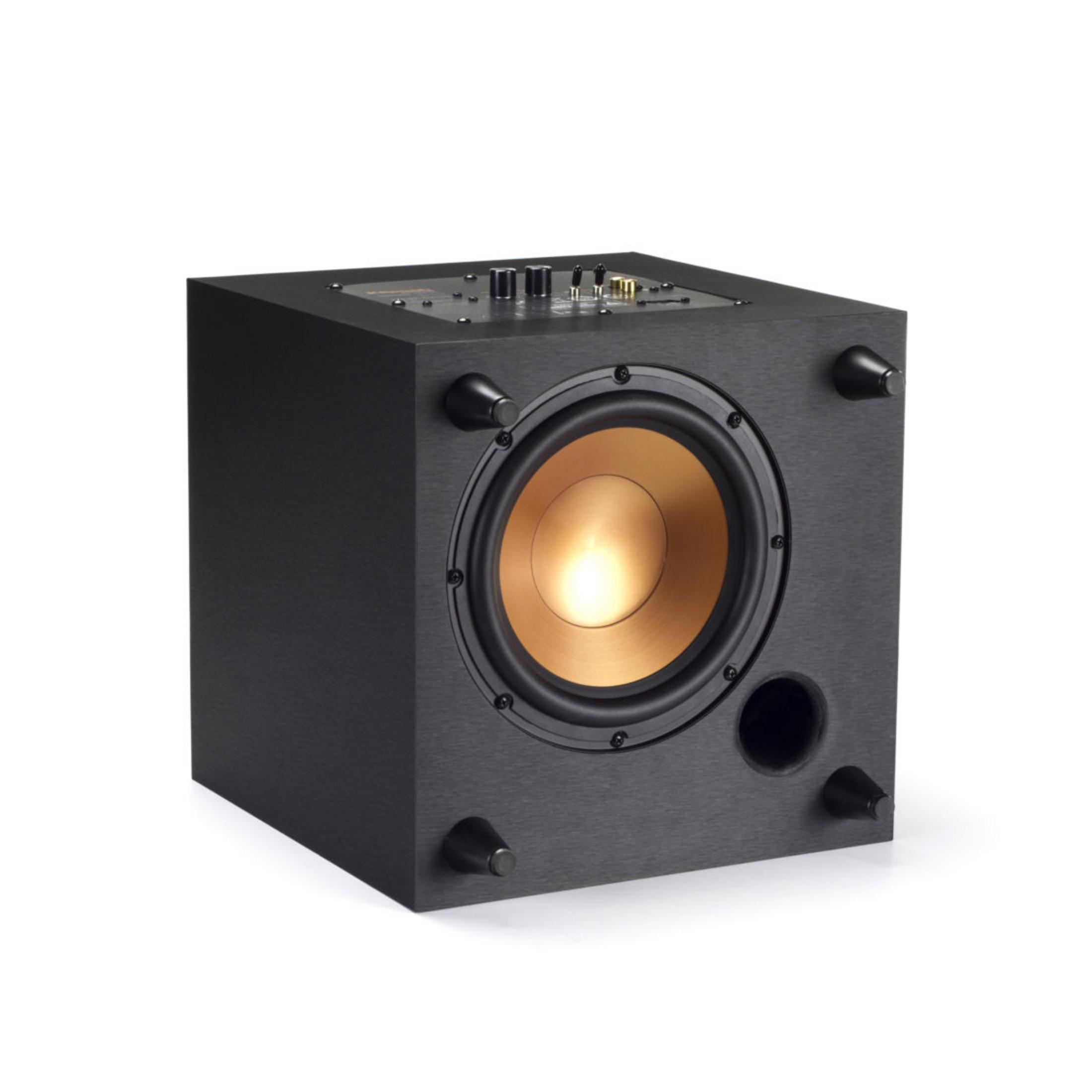 Schwarzer Subwoofer mit orangefarbenem Konuslautsprecher und Bedienelementen oben.