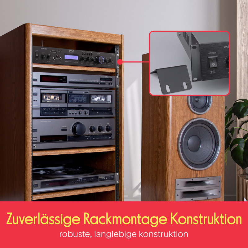 Ein Audiogeräterack und ein Holzlautsprecher sind nebeneinander aufgestellt.