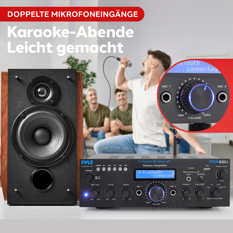 Ein Mann singt mit Mikrofon, daneben ein Lautsprecher und ein Verstärker.