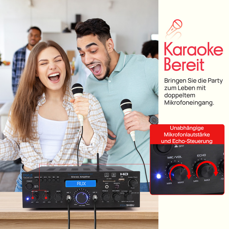 Ein Mann und eine Frau singen mit Mikrofonen, ein Verstärker ist im Vordergrund.