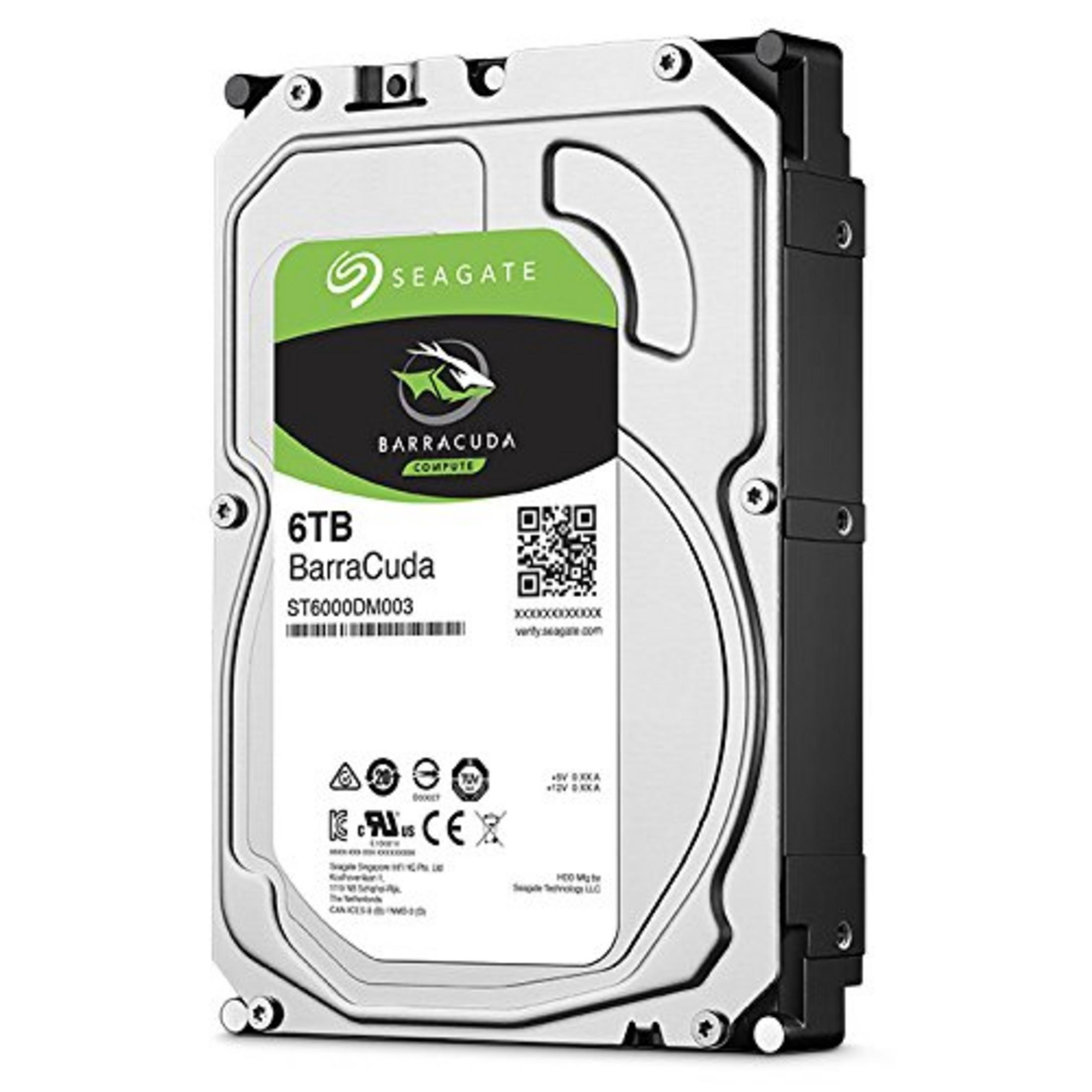 Un hard disk argentato Seagate 6TB Barracuda con custodia nera.