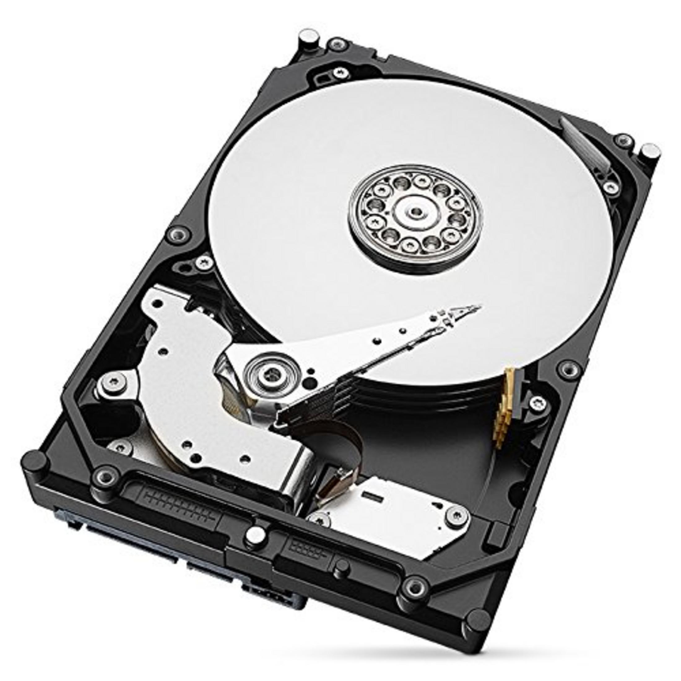Hard disk aperto con piatti argentati e testina di lettura/scrittura.