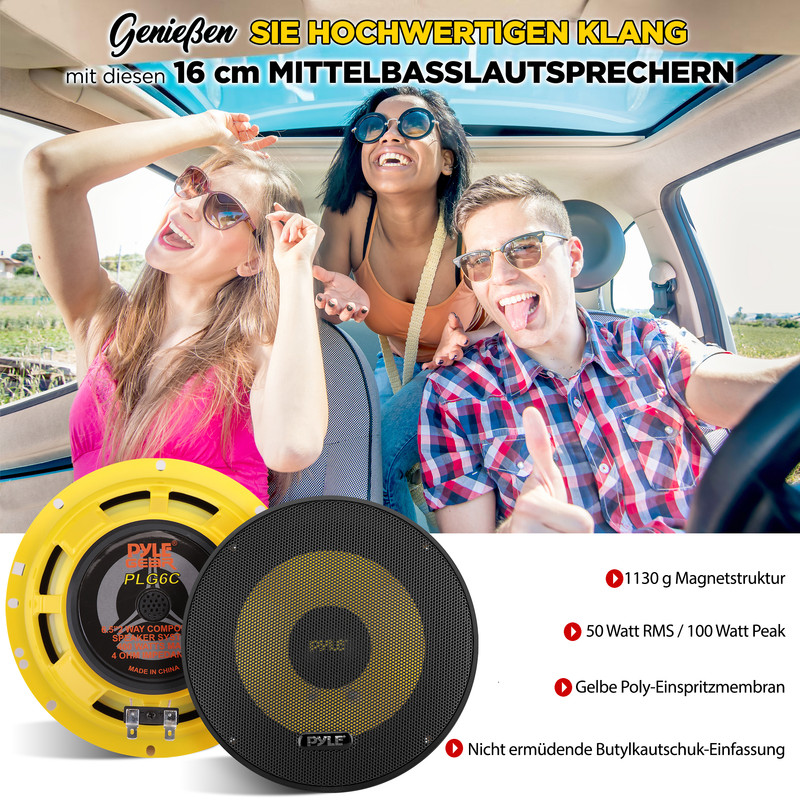 Drei junge Leute lachen in einem Auto, zwei Lautsprecher im Vordergrund.